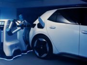 Volkswagen показал робота для зарядки электромобилей