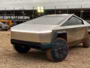 Футуристичный пикап Tesla Cybertruck на заводе