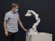 Робот-медсестра будет вакцинировать людей без иглы