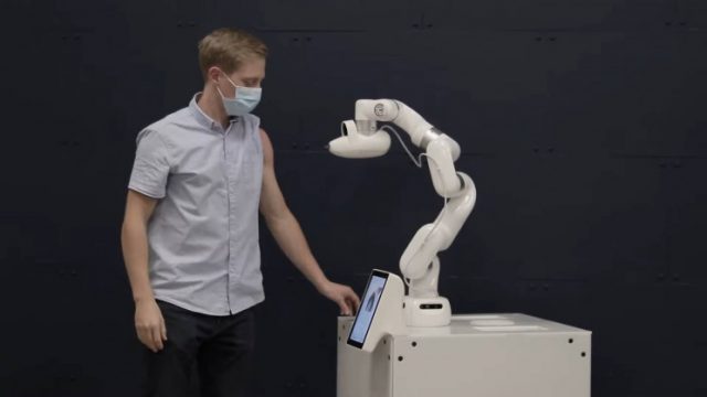Робот-медсестра будет вакцинировать людей без иглы