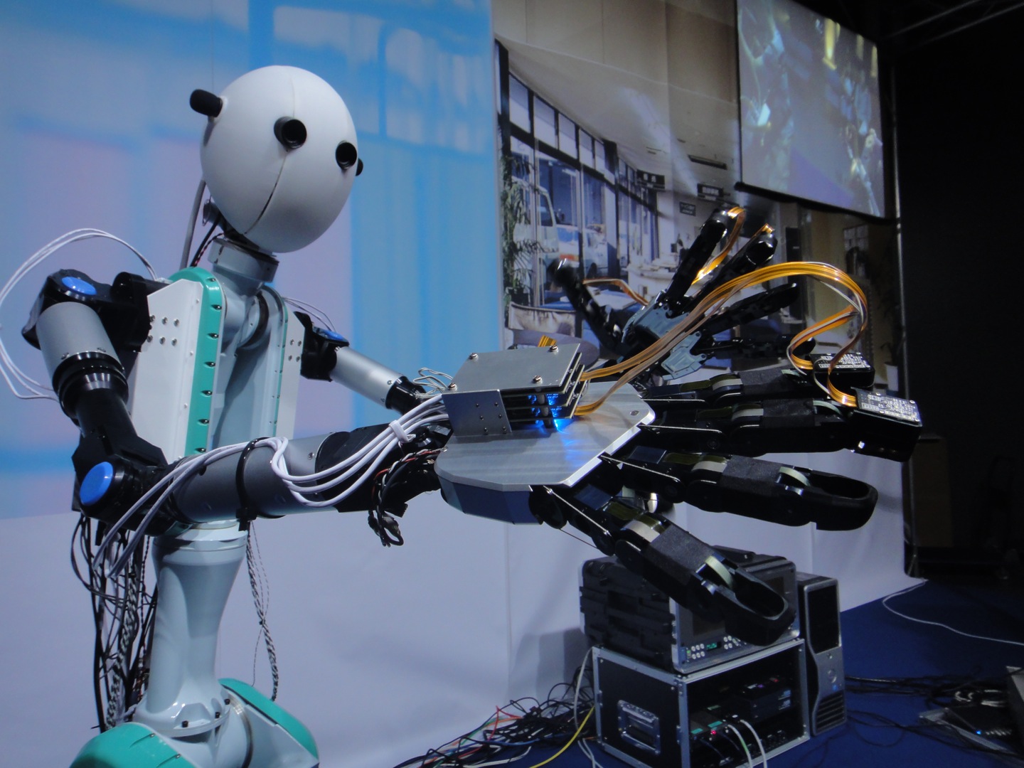 Робот выполняет любые. Робот. Современные роботы. Робо. Роботы и робототехника.