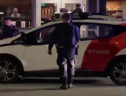 Беспилотное такси «сбежало» от полицейских