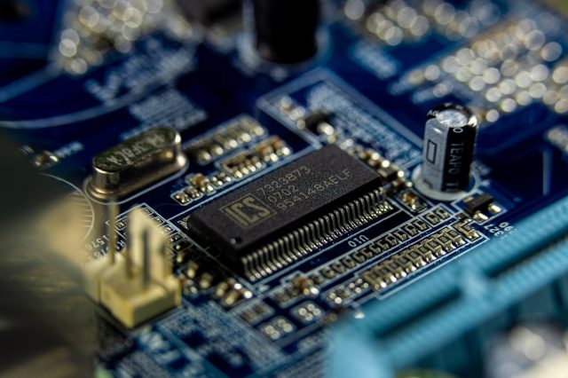 Intel  решит самую серьезную проблему электроники?