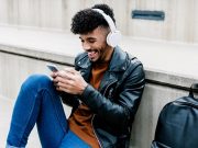 Netflix снижает стоимость подписки и вводит рекламу