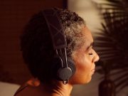 Беспроводные наушники Adidas могут подзаряжаться даже от ночника