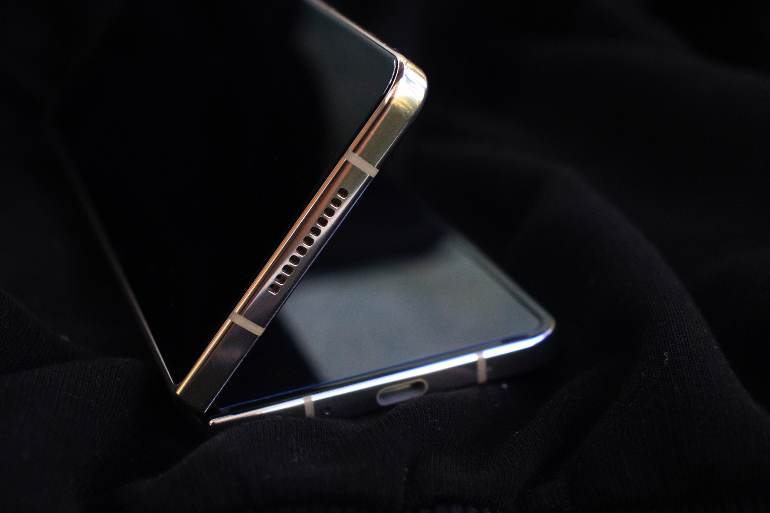 Чем Samsung Z Fold 4 отличается от золотого слитка?