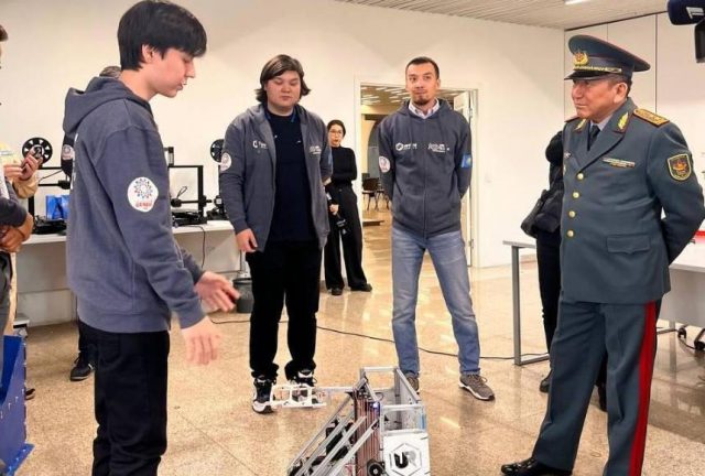 Победителей престижного чемпионата по робототехнике наградило Минобороны Казахстана