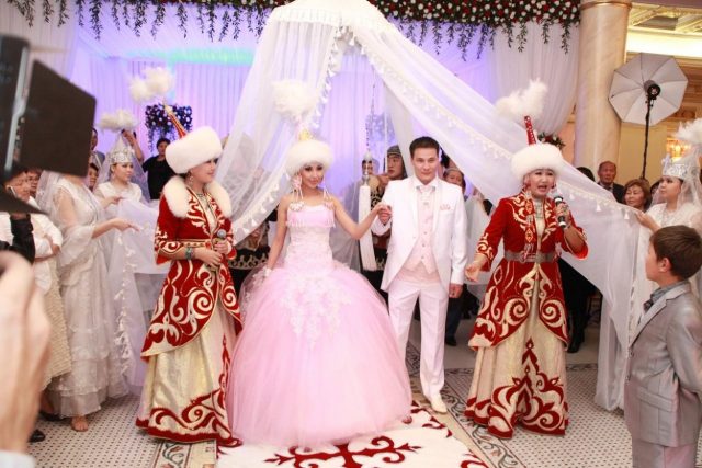 Как и где найти невесту/жениха онлайн в Казахстане?