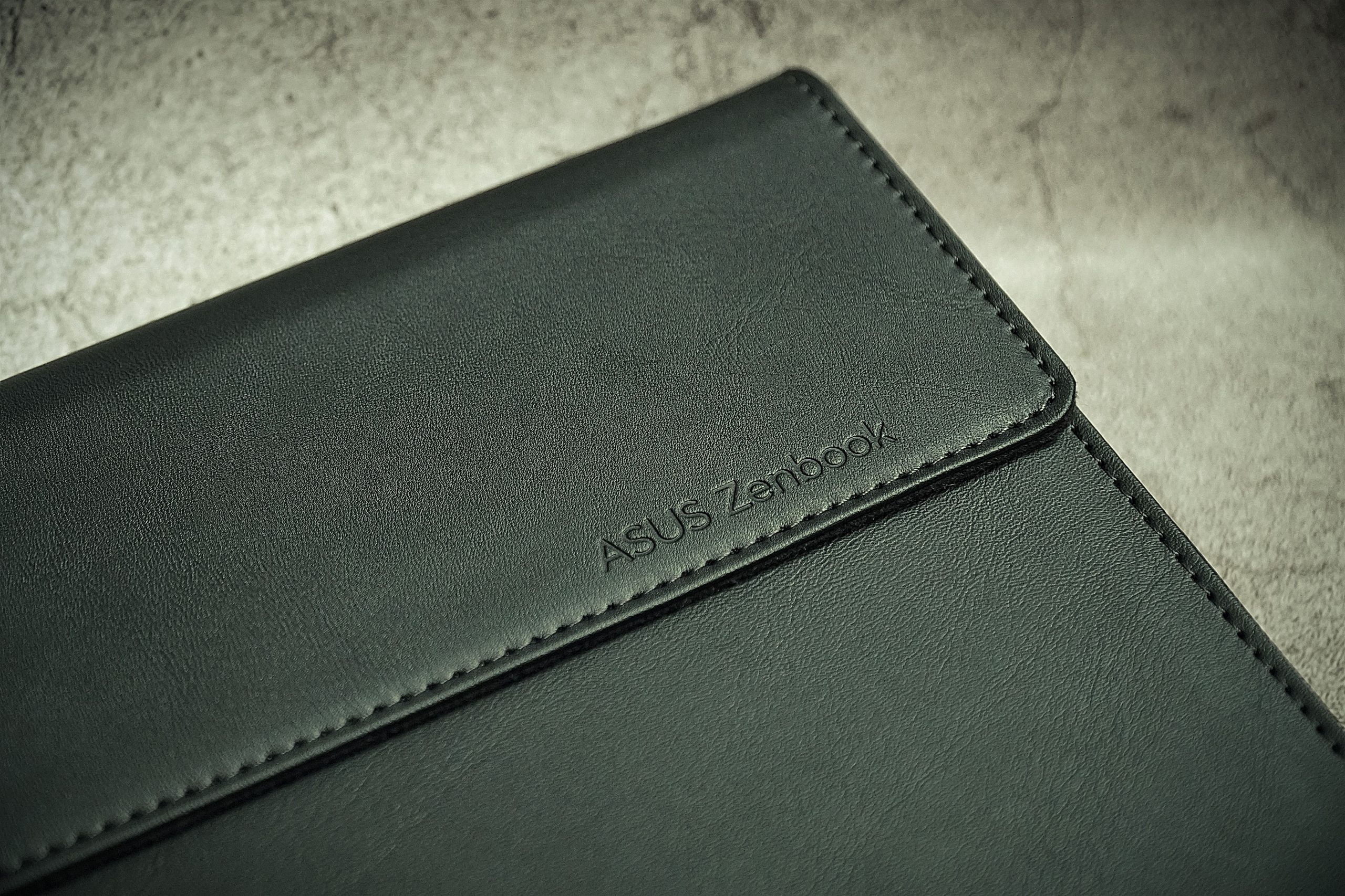 ASUS Zenbook 17 Fold OLED. Раскрой свой потенциал под любым углом!