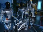 Человекоподобные роботы научились собирать друг друга