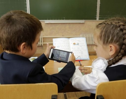 ЮНЕСКО призывает школы всего мира запретить использование смартфонов на уроках
