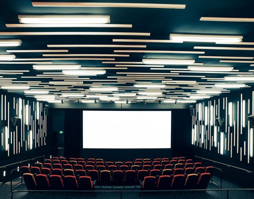 Жаркий сезон эксклюзивных новинок и продолжений популярных сериалов. Что смотреть в июле на Кинопоиске?