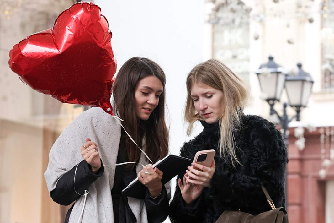 Жалаңаш және байланған қыздардың суреттері