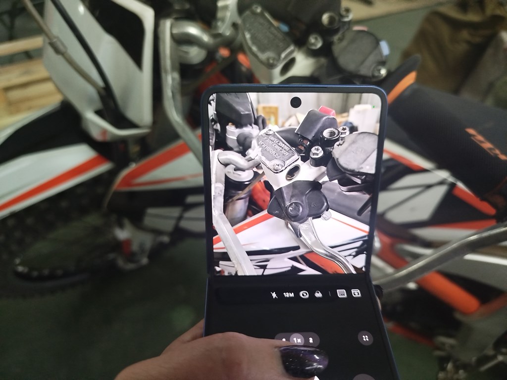 Galaxy Z Flip7 – лучший партнер во время путешествий