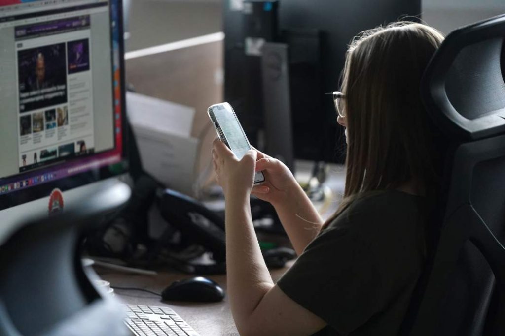 Правила искусственного интеллекта Meta позволяют ботам вести «чувственные» беседы с детьми и предоставлять ложную медицинскую информацию