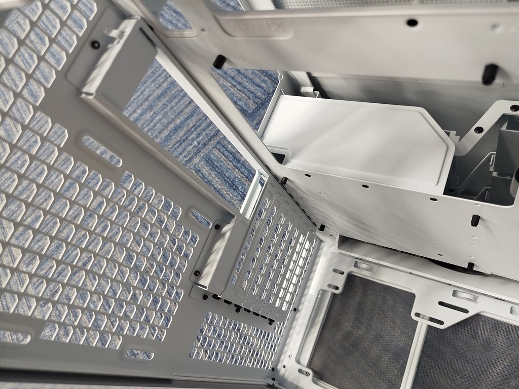 Выбираем геймерское кресло ThunderX3 CORE-Loft Grey и компьютерный корпус APNX V1 Mid-Tower –  комфорт и надежность в  самой долгой игре!