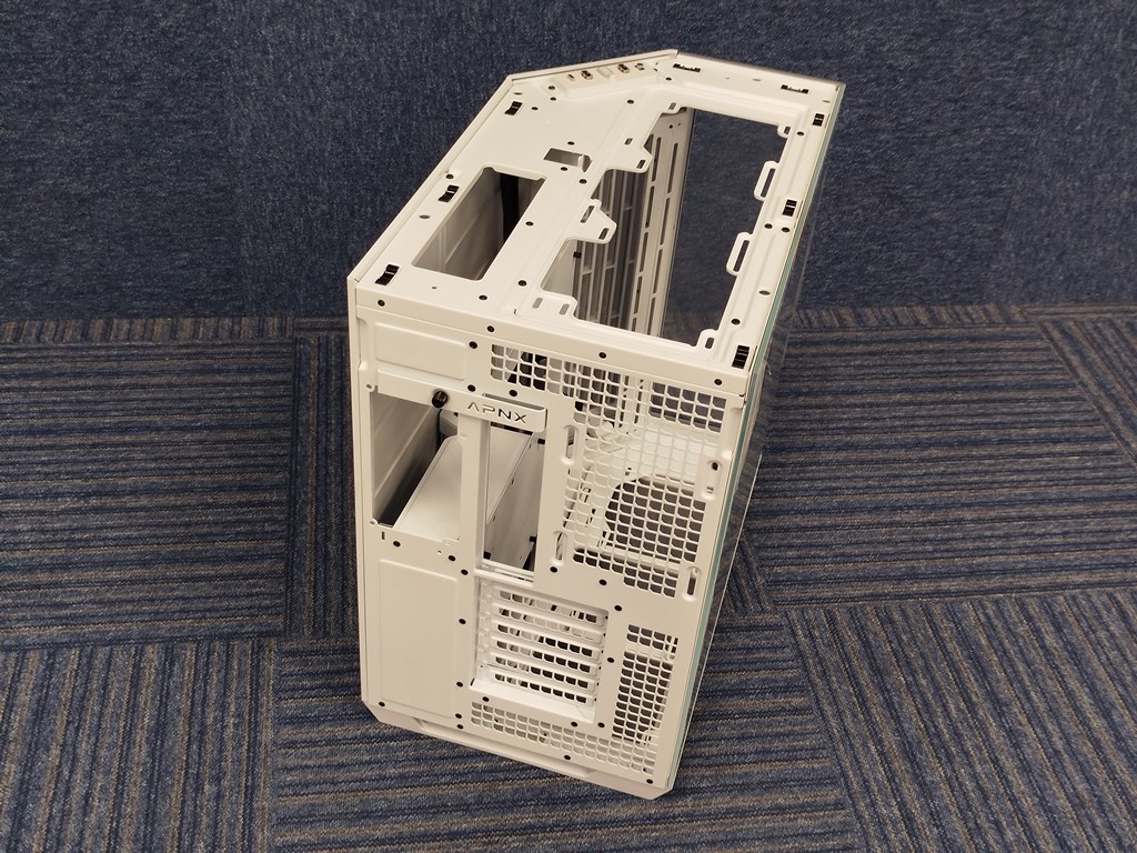 Выбираем геймерское кресло ThunderX3 CORE-Loft Grey и компьютерный корпус APNX V1 Mid-Tower –  комфорт и надежность в  самой долгой игре!