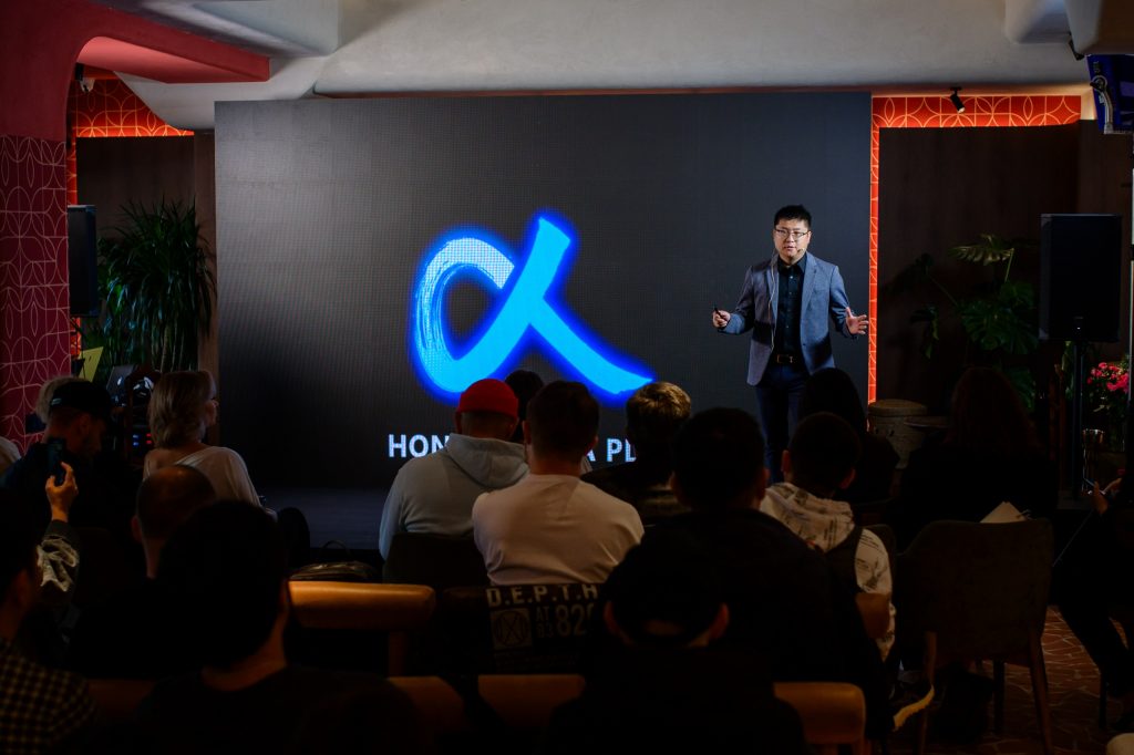 HONOR, Чен Чен: «В новом году мы планируем повсеместное обновление операционной системы MagicOS до десятой версии, а использование AI сделать неотъемлемой частью смартфонов!»