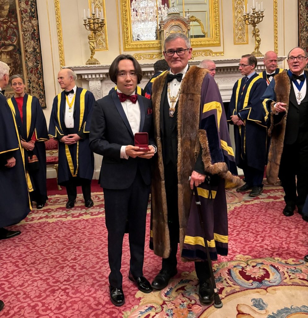 «Казахстанский Моцарт» Рахат-Би Абдысагин исполнил в Оксфорде квантовую симфонию собственного сочинения