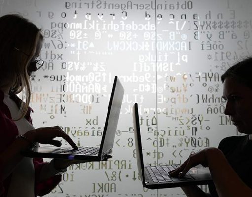 Eurobarometer: молодые европейцы часто пользуются соцсетями и убеждены, что смогут распознать фейки