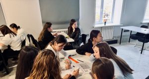 Государство с населением в 20 млн человек полностью запретило телефоны в школах Home