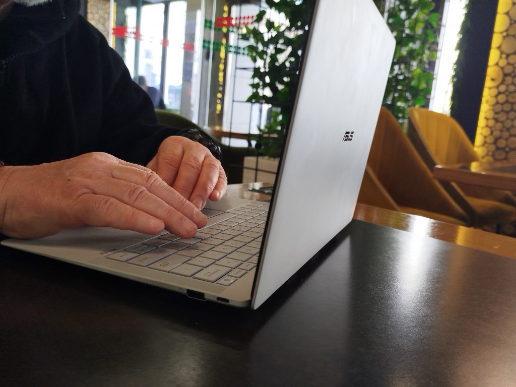 ASUS ExpertBook B9406CAA – ультратонкий, прочный и высокопроизводительный ноутбук для вашего бизнеса