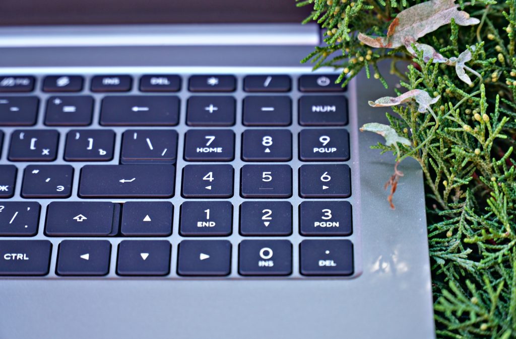Обзор ASUS Vivobook S16. Большой экран и большие возможности